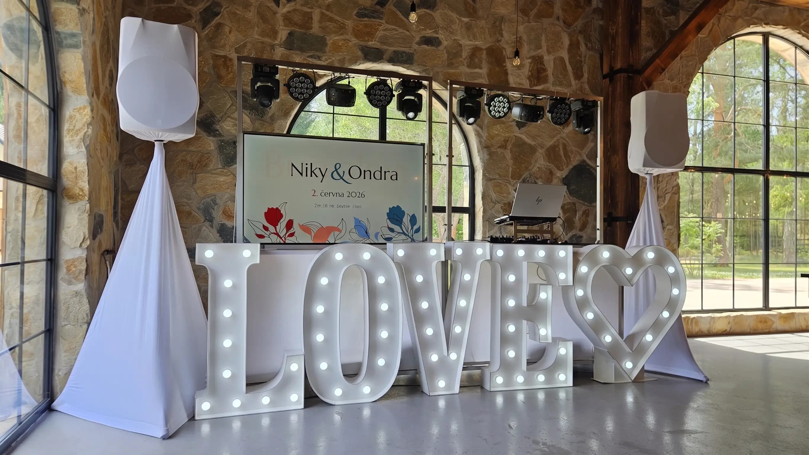 LED písmena LOVE